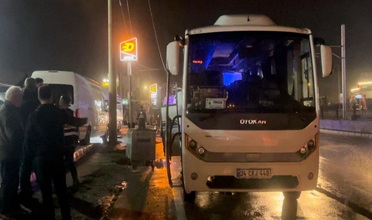 Bursada tur otobüsü aydınlatma direğine çarptı: 10 yaralı