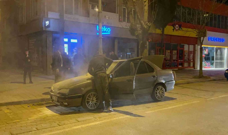 Bursada yanan aracı polis söndürdü