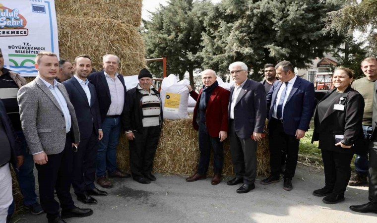 Büyükçekmeceli çiftçilere yem dağıtıldı