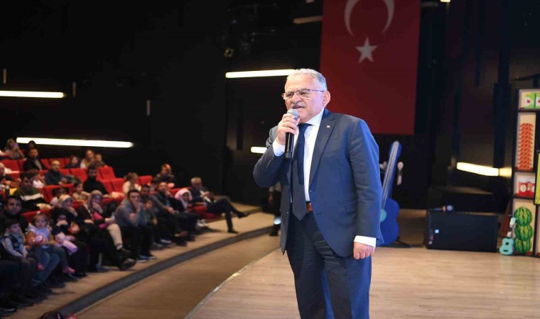 Büyükkılıç, miniklerin çocuk tiyatrosu mutluluğuna ortak oldu