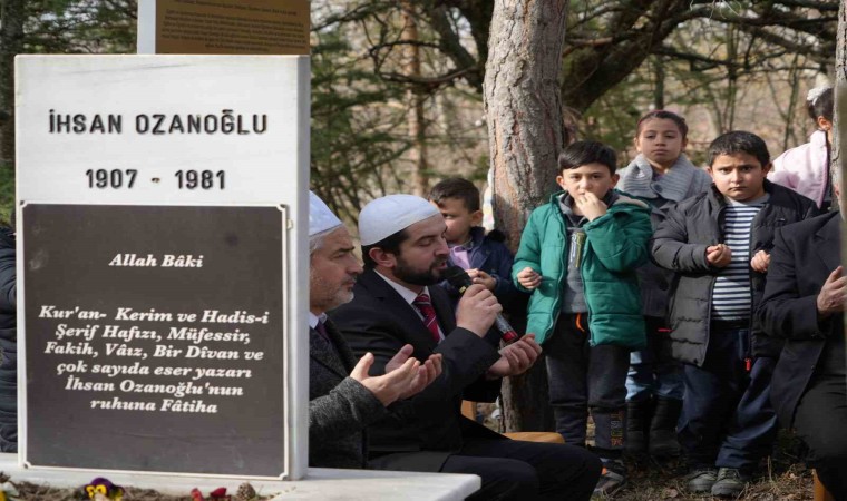 Çanakkale Türküsünün yazarı Halk Ozanı İhsan Ozanoğlu kabri başında anıldı