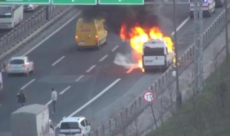 Çatalca’da TEM Otoyolunda minibüs alev alev yandı 