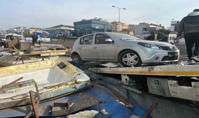 Çekmeköyde kontrolden çıkan otomobil durağa daldı: 4 yaralı