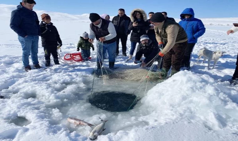 Çıldır Gölü’nde Eskimo usulü balık avı