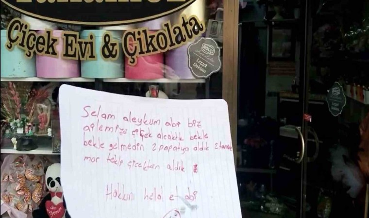 Çocuklar çiçekçiden aldığı papatya için helallik isteyerek not bıraktı