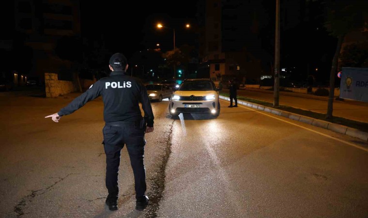 Çukurova polisi giriş-çıkışı kapattığı mahallede uygulama yaptı