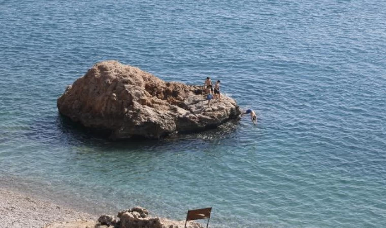 Denizin, havadan sıcak olduğu Antalya’da sahiller doldu