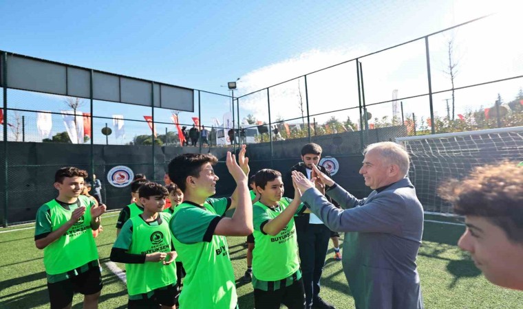 Denizli Büyükşehirden Şemiklere yeni bir park ve halı saha kazandırdı