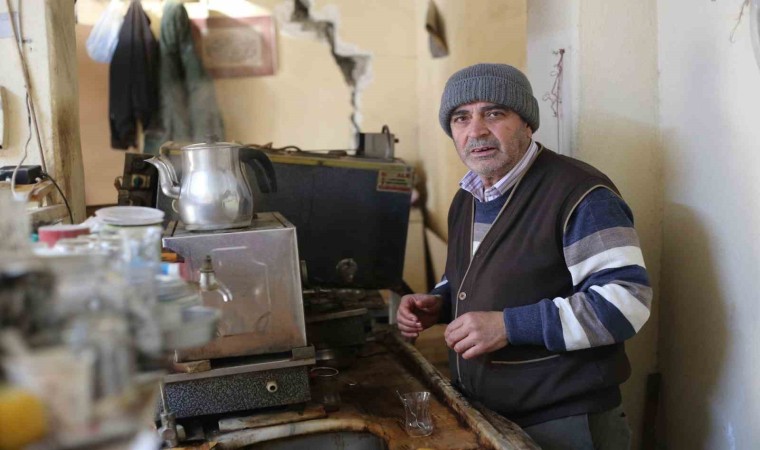 Depremde hayatını kaybeden esnafın hatırasını not listesinde yaşatıyor