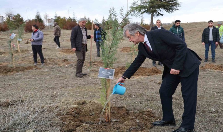 Depremde hayatını kaybeden öğrenciler anısına fidan dikildi