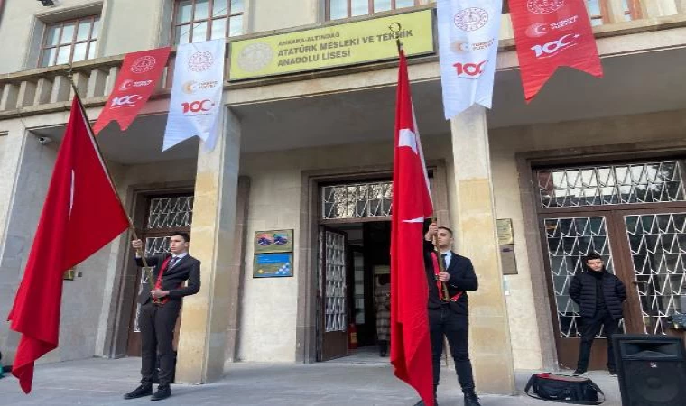 Depremde ölenler için okullarda saygı duruşu