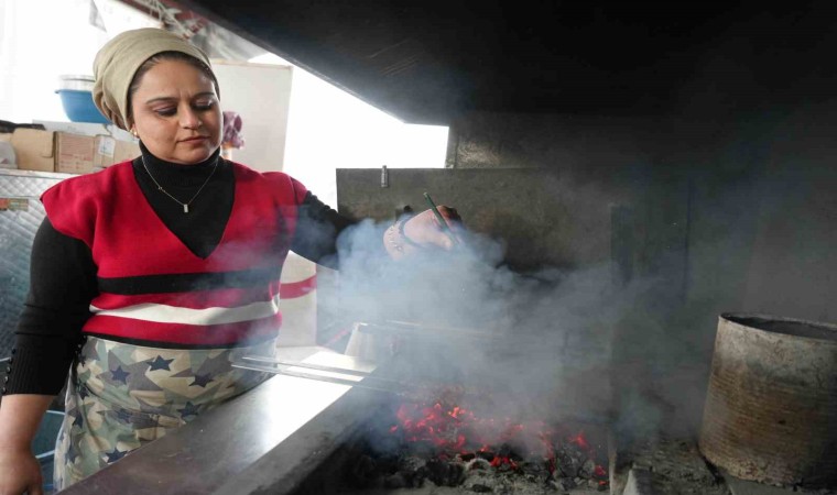 Depremin izlerini silebilmek için başladı, şehrin tek kadın kebap ustası oldu