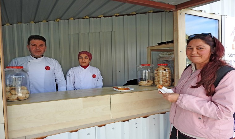 Depremzede aile Çeşmede poğaça-börek satarak hayata tutundu