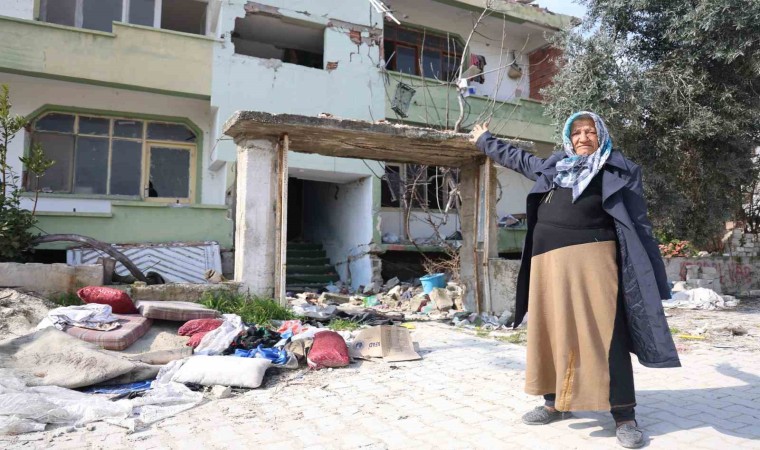 Depremzede yaşlı kadını darp edip, hasarlı evinden demirleri çalıp kaçtılar