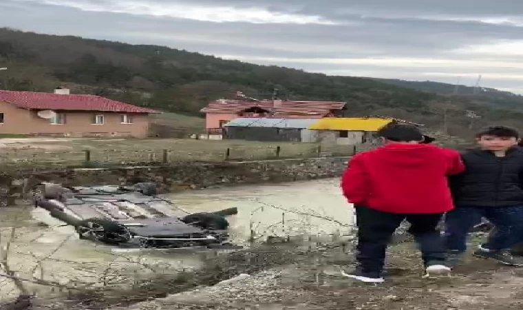 Dereye uçup ters dönen cipteki aileyi boğulmaktan vatandaşlar kurtardı