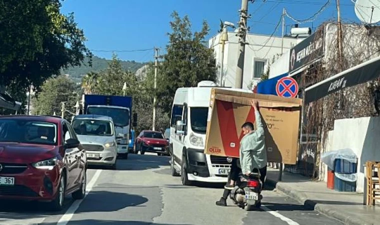 Dev ekran televizyonu motosikletle taşıdılar