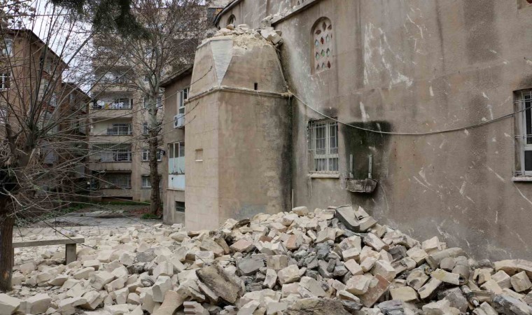 Diyarbakırda depremde 21 cami ve 30a yakın minarenin bir kısmı yıkıldı, kalanların yıkım çalışmaları devam ediyor