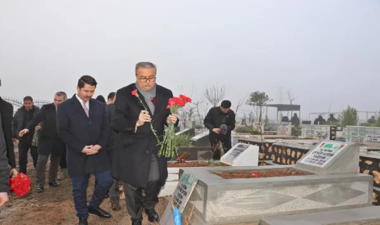 Diyarbakır’da depremde ölenler için Galeria Sitesi’nin enkazının kaldırıldığı alanda anma (3)