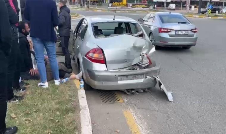 Diyarbakırda minibüs ile otomobil çarpıştı: 2 yaralı