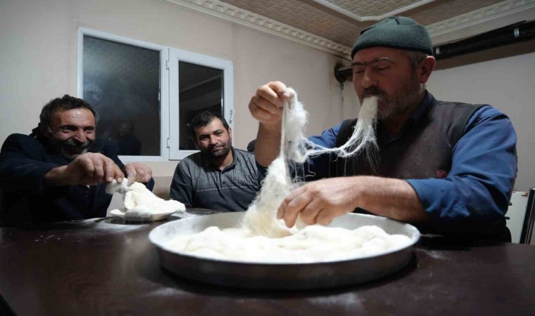 Dondurucu soğukta yapımı saatlerce süren tel helvası dakikalar içinde tüketiliyor