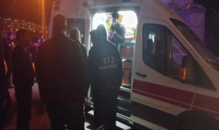 ’Dur’ ihtarına uymayan motosikletli 2 şüpheli, polis aracına çarpıp yaralandı