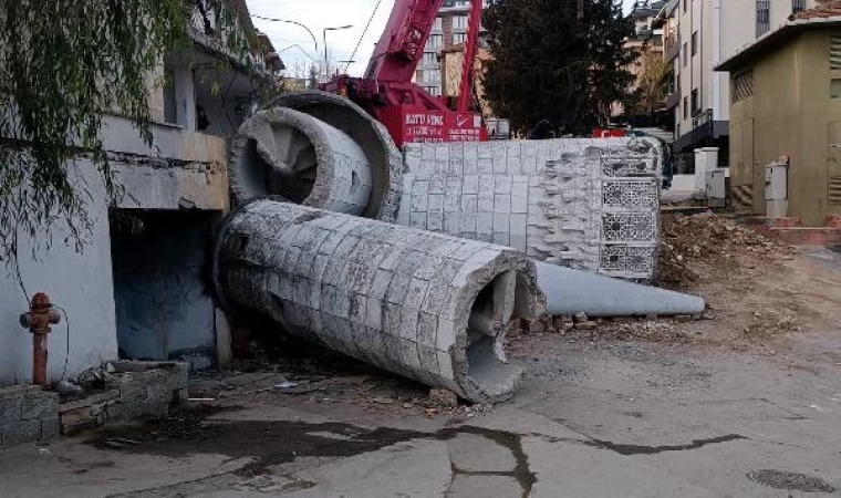 (Düzeltilerek yeniden) Üsküdar’da riskli olduğu belirlenen caminin yıkımına başlandı