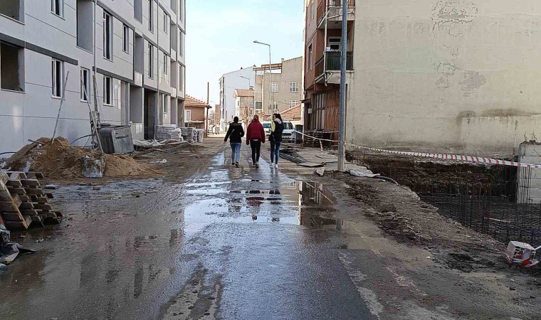 Edirnede bozuk yollar ve su kesintileri vatandaşı canından bezdirdi