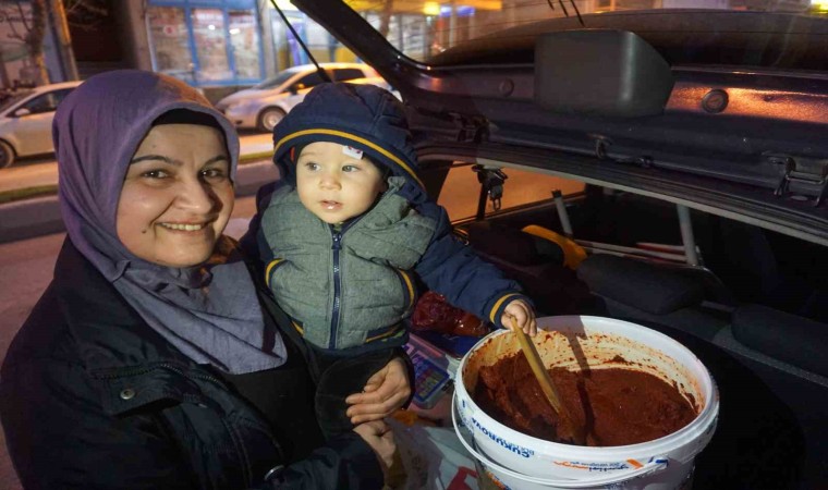 Edirneye yerleşen depremzede yöresel ürünlerle geçimini sağlıyor