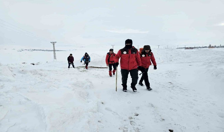 Ekipler, yolu kapanan mahalledeki hamile kadın için seferber oldu