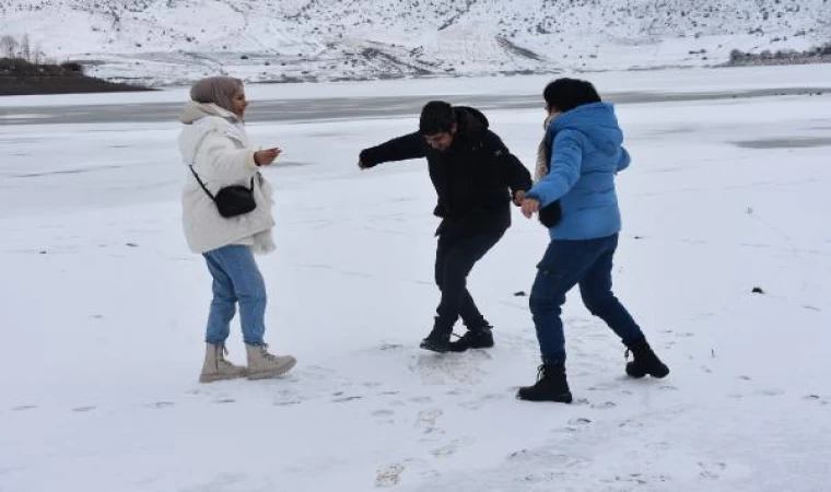 Eksi 12 dereceyi gören Sivas’ta, Yıldız Göleti buz tuttu