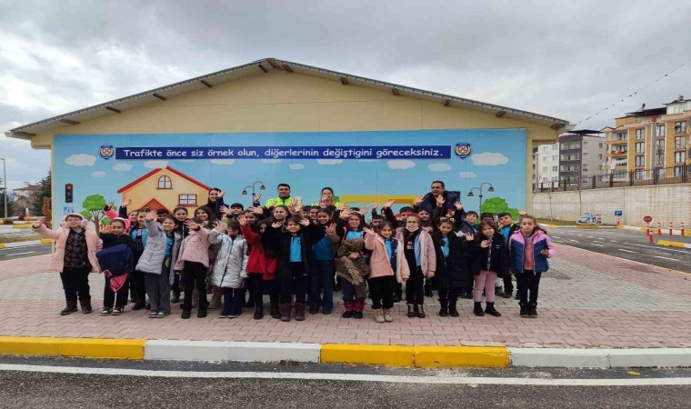 Elazığda öğrencilere trafik uygulamaları anlatıldı