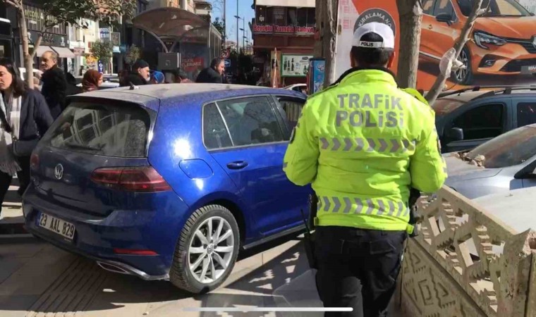 Elazığda otomobil duvara çarptı: 2 yaralı