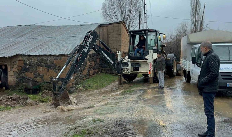 Elazığda su taşkınlarına karşı ekipler çalışma başlattı