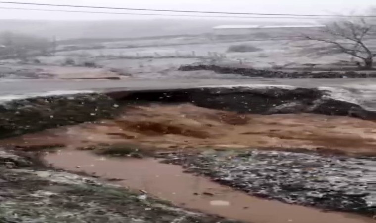 Elazığda yağış sonrası dereler taştı, sel nedeniyle yol çöktü