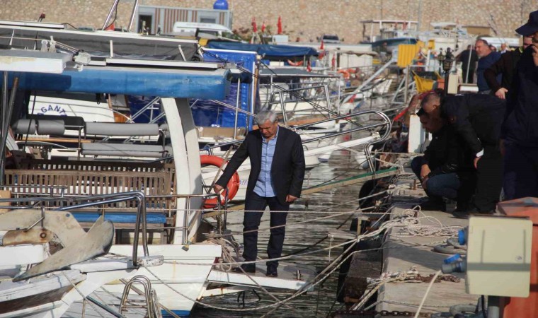 Emekli edebiyat öğretmeni teknesinin altında ölü bulundu