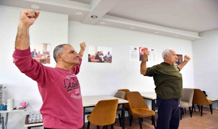 Emekli evi üyeleri sabah sporunda bir araya geliyor