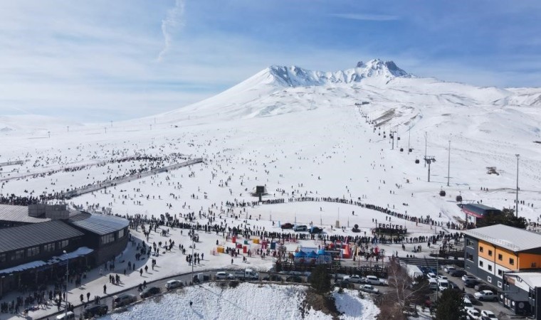 Erciyese hafta sonunda ziyaretçi akını: 127 bin kişi ziyaret etti