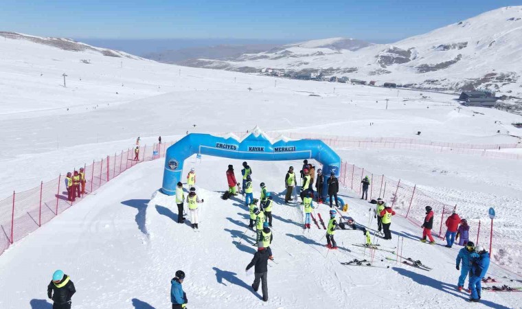 Erciyeste Diplomatik Kayak ve Snowboard Yarışı yapıldı