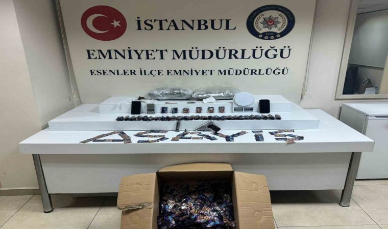 Esenlerde 2.5 kilogram uyuşturucuyu sakız kutularına gizlemişler: 2 gözaltı