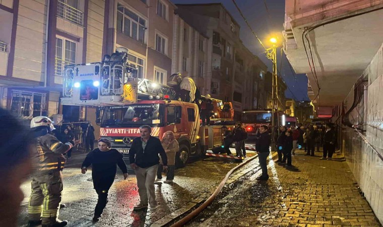 Esenyurtta 4 katlı binada korkutan yangın: Mahsur kalan 12 kişi kurtarıldı