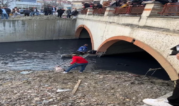 Esenyurt’ta polisten kaçarak dereye atlayan şüpheli 4 saat sonra çıkarılabildi 