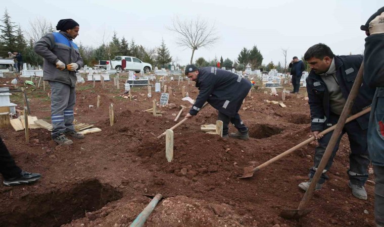 Eskişehirde şehir çöplüğünde ölü bulunan bebek defnedildi