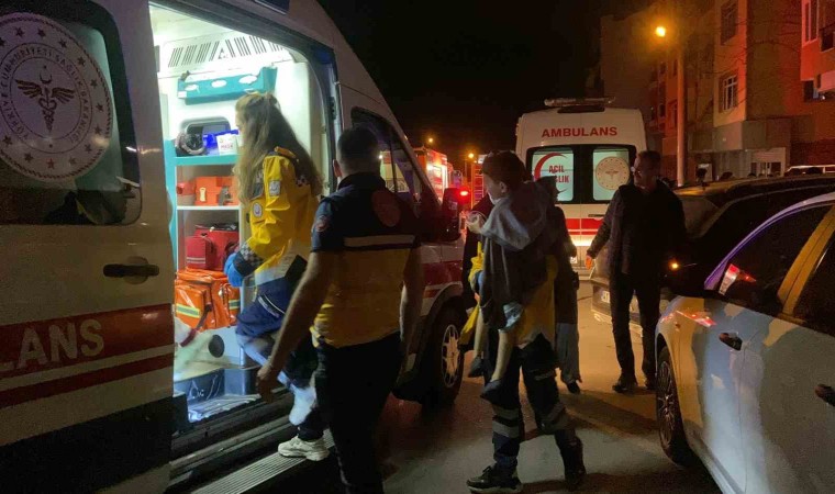 Evin mutfağı alev alev yandı: 2si çocuk 5 kişi dumandan etkilendi