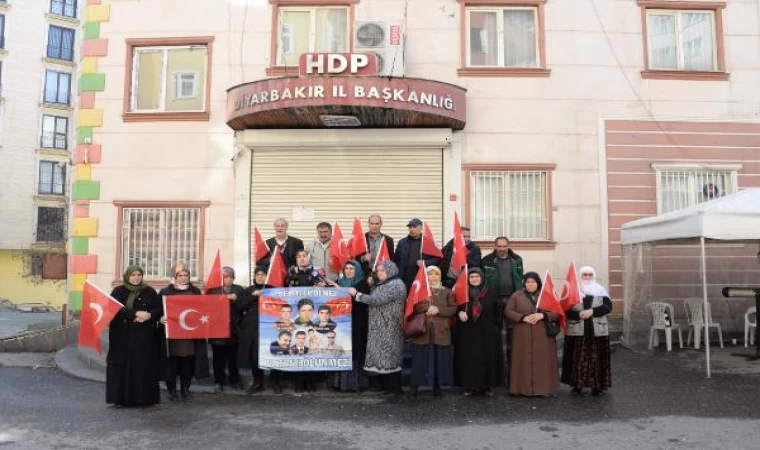 Evlat nöbetindeki aileler, ‘Gara Şehitleri’ni andı