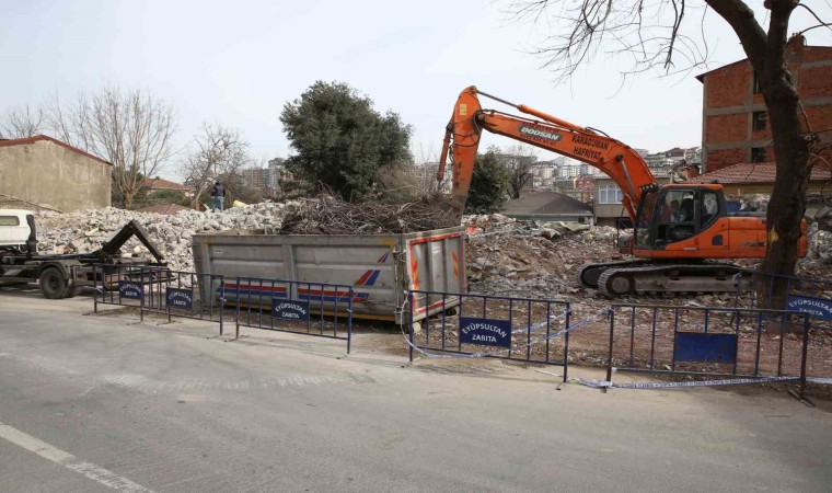 Eyüpsultanda Haliç Hospital binasının yıkımı tamamlandı