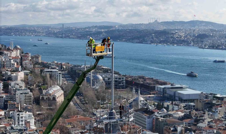 Galata Kulesinde nefes kesen restorasyon: 63 metre yükseklikte bulunan alem takıldı