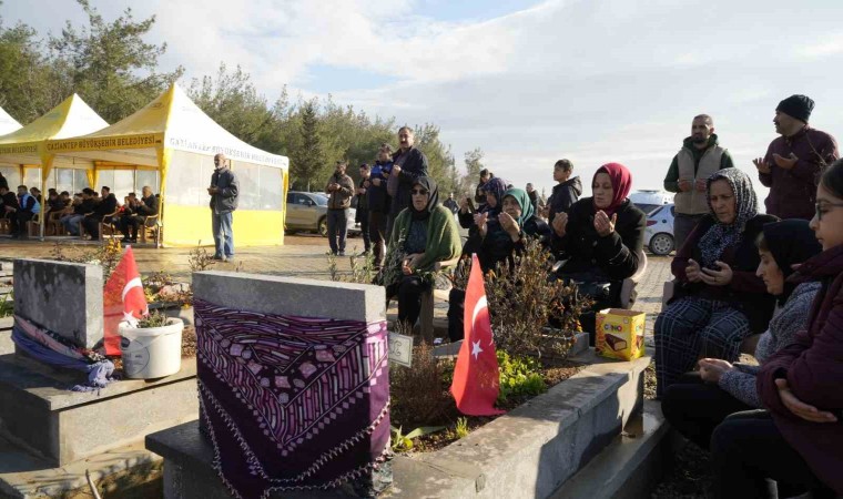 Gaziantepte deprem mezarlığında duygusal anlar