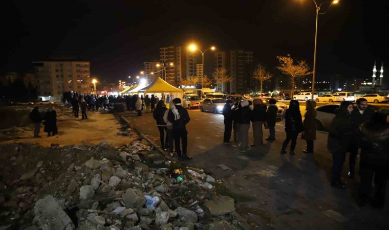 Gaziantepte depremde hayatını kaybedenler için enkaz alanında Kuran-ı Kerim okutuldu