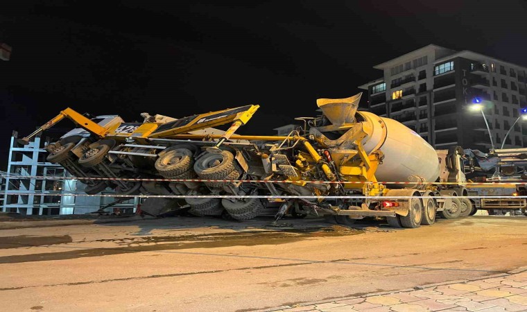 Gaziosmanpaşada inşaat çalışmasında beton pompası aracı yan yattı