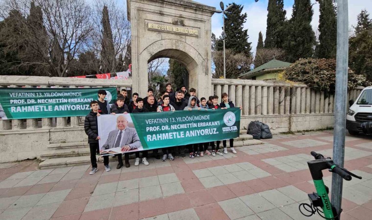 Gaziosmanpaşalı öğrenciler eski Başbakanlardan Necmettin Erbakanı kabri başında andı